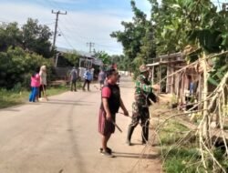 Babinsa Gowa dan Warga Kompak Sukseskan Program ‘ANNANGKASI’, Bersihkan Sepanjang Jalan Desa Sokkolia