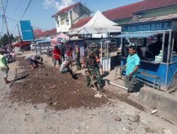 Wujudkan Kemanunggalan TNI-Rakyat, Babinsa Malakaji Pimpin Karya Bakti Bersihkan Selokan Bersama Warga dan Bhabinkamtibmas