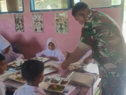 Babinsa Bontonompo Dampingi Penyaluran MBG, Perkuat Kerjasama dengan Pihak Sekolah