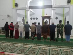Perkuat Kemanunggalan, Sertu Jamaluddin Tunaikan Sholat Subuh Bersama Masyarakat Malakaji