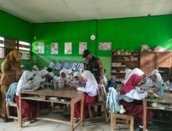 Dukungan Gizi Anak Bangsa, Babinsa Borongloe Kawal Distribusi MBG untuk 1.240 Siswa