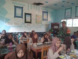 Dukungan Gizi Anak Sekolah, Babinsa Tompobulu Kawal Distribusi MBG untuk Ratusan Siswa di Malakaji