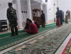 Pererat Silaturahmi, Babinsa Tompobulu Safari Subuh Berjamaah Bersama Warga di Masjid Raya Malakaji