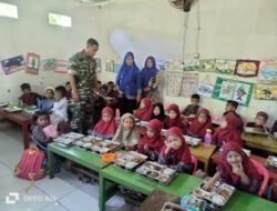 Babinsa Koramil 1409-03/Bontomarannu Sigap Kawal Program Makan Bergizi Gratis (MBG) di Desa Sokkolia
