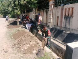 Perkuat Kemanunggalan, Babinsa Koramil Bajeng Turun ke Selokan Bersama Warga Tubajeng Bersihkan Saluran Air