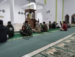 Babinsa Koramil 1409-07/Tompobulu Laksanakan Komunikasi Sosial Usai Sholat Subuh Berjamaah