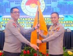 Kapolda Sulsel Resmikan dan Serahkan Bendera Komite Olahraga Polri Polda Sulsel kepada Wakapolda sebagai Ketua Umum