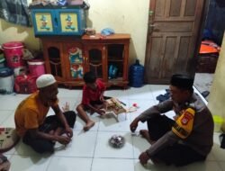 Silaturahmi di Tengah Laut, Bhabinkamtibmas Barrang Lompo Hadirkan Rasa Aman di Malam Hari