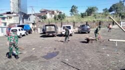 Ciptakan Lingkungan Bersih, Babinsa Tinggimoncong Pimpin Karya Bakti Pembersihan Sampah di Pasar Sentral Malino