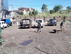 Ciptakan Lingkungan Bersih, Babinsa Tinggimoncong Pimpin Karya Bakti Pembersihan Sampah di Pasar Sentral Malino