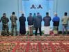 Perkuat Iman dan Silaturahmi, Babinsa Serda Rijal Sholat Berjamaah dan Komsos di Masjid Al Jami Tinggimoncong