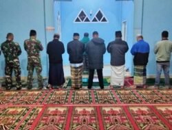 Perkuat Iman dan Silaturahmi, Babinsa Serda Rijal Sholat Berjamaah dan Komsos di Masjid Al Jami Tinggimoncong