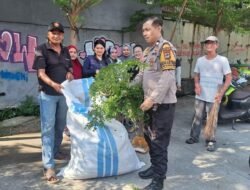 Sambut Musim Penghujan, Bhabinkamtibmas Kelurahan Ende Ajak Warga Gotong Royong Bersihkan Lingkungan