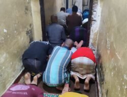 Tahanan Rutan Polres Pelabuhan Makassar Khusyuk Sholat 5 Waktu Berjamaah, Dipimpin Imam Tahanan