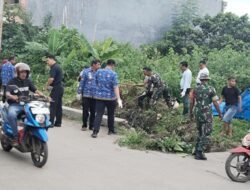 Babinsa, Warga dan Aparat Kecamatan Somba Opu Bergotong royong Membersihkan Sampah Jalan Swadaya