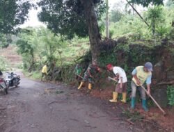 Peduli Lingkungan, Babinsa Buakkang Pimpin Karya Bakti Bersihkan Bahu Jalan Bersama Warga Sapakeke