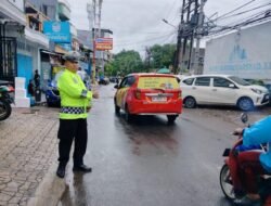 Genangan Air Picu Kemacetan, Polisi Ujung Tanah Hadir Beri Pelayanan Prima”