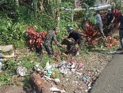 Cegah Banjir dan Jaga Kesehatan, Babinsa Tompobulu Pimpin Karya Bakti Pembersihan Selokan di Campagaya