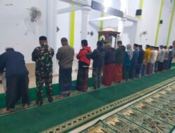 Pererat Silaturahmi, Babinsa Sertu Risal Safari Subuh Berjamaah Bersama Warga di Masjid Besar Malakaji