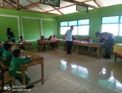 Babinsa Koramil Tompobulu Kawal Distribusi Makan Bergizi Gratis di Rannaloe