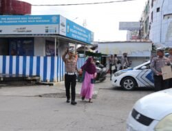 Aksi Humanis Satlantas Polres Pelabuhan Makassar, Tulus Membantu Warga Menyeberang Jalan