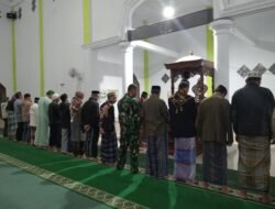 Babinsa Gowa Sholat Subuh Berjamaah, Wujud Kemanunggalan TNI dengan Rakyat