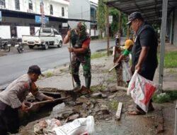 Sinergi TNI-Polri dan Warga: Babinsa dan Bhabinkamtibmas Gowa Gelar Karya Bakti Antisipasi Banjir di Samata
