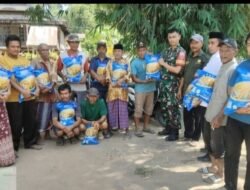 Wujud Kepedulian TNI, Babinsa Gowa Dampingi Penyaluran Bantuan Benih Padi