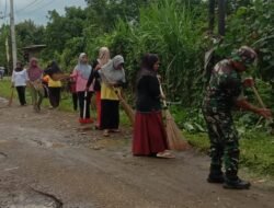 Sinergi Babinsa Koramil 1409-05 Pallangga dan Masyarakat Gelar Karya Bakti Bersihkan Jalan Poros Parangbanoa