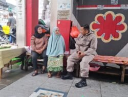 Blusukan di Pemukiman, Bhabinkamtibmas Melayu Baru Garda Terdepan Jaga Kamtibmas & Kesehatan Warga