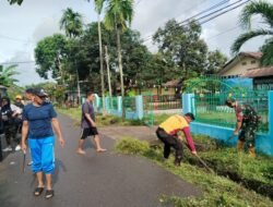 Sinergi Tiga Pilar Bajeng: Babinsa Pimpin Karya Bakti Bersihkan Saluran Air dan Lingkungan Kalebajeng