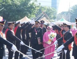 Dengan Kehormatan Pedang Pora, Kapolres Pelabuhan Makassar Lepas Dua Personelnya Menuju Purna Bhakti