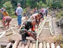 Wujud Kemanunggalan TNI-Rakyat, Babinsa Parangloe Gotong Royong Perbaiki Jembatan Gantung Jekne’ Lata’ Penghubung Desa Pattallikang