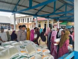 Bhabinkamtibmas Barrang Lompo Kawal Ketat Penyaluran Beras, Pastikan Bantuan Tepat Sasaran