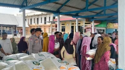 Bhabinkamtibmas Barrang Lompo Kawal Ketat Penyaluran Beras, Pastikan Bantuan Tepat Sasaran
