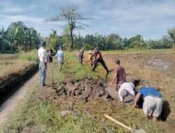 Wujud Kemanunggalan TNI-Rakyat: Babinsa Koramil 06 Bajeng Pimpin Karya Bakti Cegah Banjir, Hidupkan Gotong Royong Warisan Bangsa
