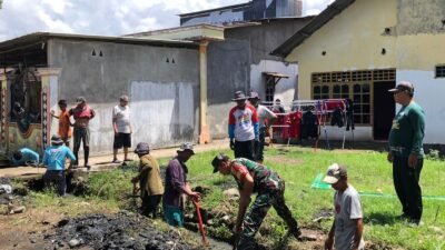 Sinergi TNI-Aparat Desa Bajeng: Karya Bakti Bersama Warga Bersihkan Saluran Air, Wujudkan Desa Bebas Banjir