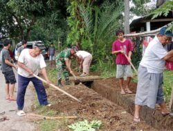 Jalin Kerja Sama Erat: TNI-Polri dan Aparat Desa Gowa Kompak Angkat Lumpur dari Got, Wujudkan Aliran Air Lancar