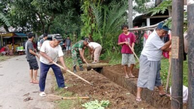 Jalin Kerja Sama Erat: TNI-Polri dan Aparat Desa Gowa Kompak Angkat Lumpur dari Got, Wujudkan Aliran Air Lancar