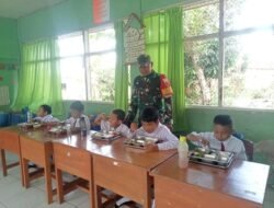 Kawal Gizi 106 Siswa. Babinsa Malakaji Tompobulu Pastikan Distribusi MBG Aman dan Tepat Sasaran