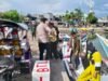 Polsek Paotere Bantu Warga Turun dari Kapal, Sekaligus Ingatkan Ancaman Cuaca Ekstrem