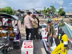 Polsek Paotere Bantu Warga Turun dari Kapal, Sekaligus Ingatkan Ancaman Cuaca Ekstrem