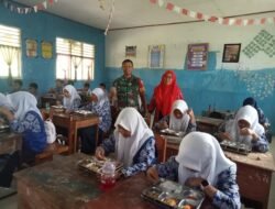 Jaga Kualitas MBG: Babinsa Malakaji Turun Langsung Cek Kondisi Makanan Gratis, Bentuk Dukungan Penuh Program Pemerintah