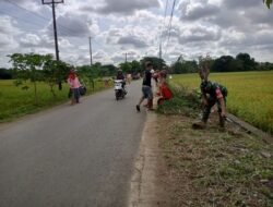 Wujud Binter TNI AD: Bersihkan Sampah dan Rumput Liar, Babinsa Romanglasa Perkuat Sinergi dengan Pemerintah Desa