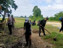 Wujud Nyata Gotong Royong, Babinsa Serka Rahman Pimpin Karya Bakti Perbaiki Jalan di Gowa