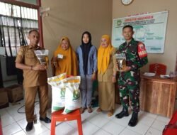 Pastikan Tepat Sasaran, Babinsa Koramil 1409-08/Bontonompo Kawal Penyaluran Bantuan Pangan di Desa Bategulung
