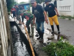 Aksi Bersih Kelurahan Kalegowa: Babinsa dan Warga Bersatu Bersihkan Sedimentasi, Cegah Banjir di Musim Hujan