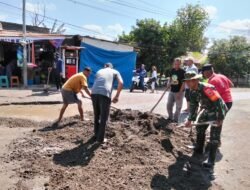 Wujud Nyata Kemanunggalan: Babinsa Pakatto Pimpin Karya Bakti Penimbunan Jalan Poros Malino secara Swadaya
