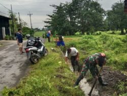 Wujudkan Lingkungan Asri dan Bebas Banjir, Serka Rizal Pimpin Karya Bakti di Desa Nirannuang