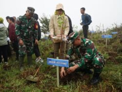 Menanam Harapan di Puncak Gowa: Dandim 1409/Gowa Bersama Bupati Hijaukan Jalur Bawakaraeng